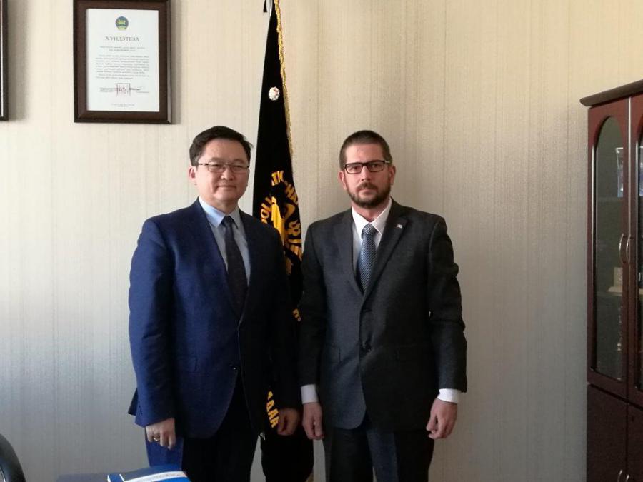 Recibe Presidente de la Cámara Nacional de Comercio e Industria de Mongolia al Embajador de Cuba.