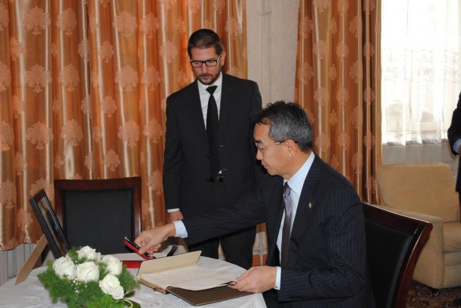 Minister of Foreign Affairs of Mongolia signs condolences book on Fidel's pass away