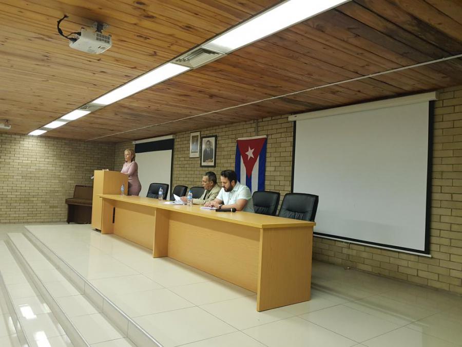 Colaboradores cubanos en Namibia discuten el Proyecto de Constitución.