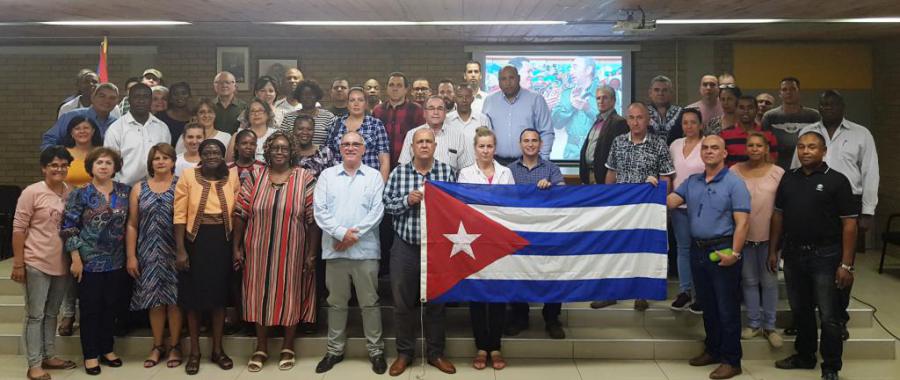 Cubanos y namibios homenajean al Comandante en Jefe en el aniversario de su fallecimiento. 