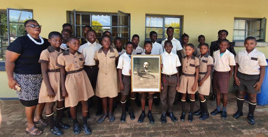 Una imagen del Apóstol para la Escuela Primaria “Fidel Castro Ruz”. 