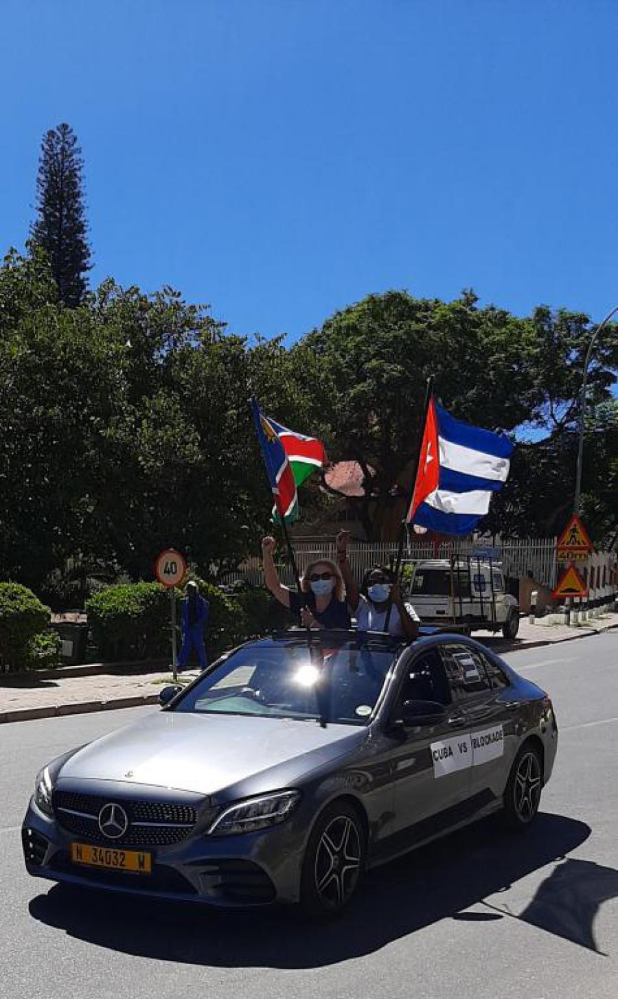 Caravana de autos por Windhoek para condenar el bloqueo.