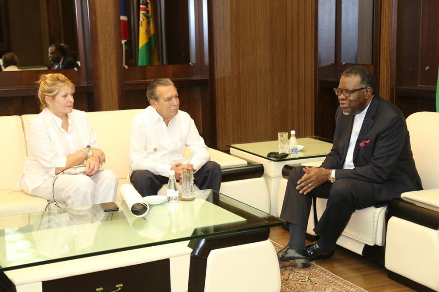 Hage Geingob, presidente de la República de Namibia, recibió al Embajador Cubano. 