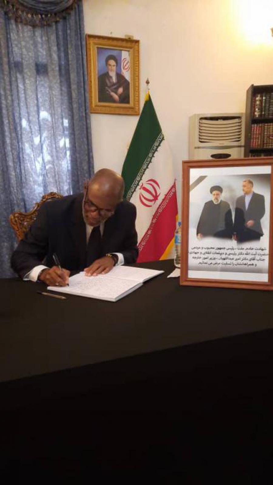 Encargado de negocios de Cuba en Niger firma libro de condolencias por la desaparición física del presidente de Irán.