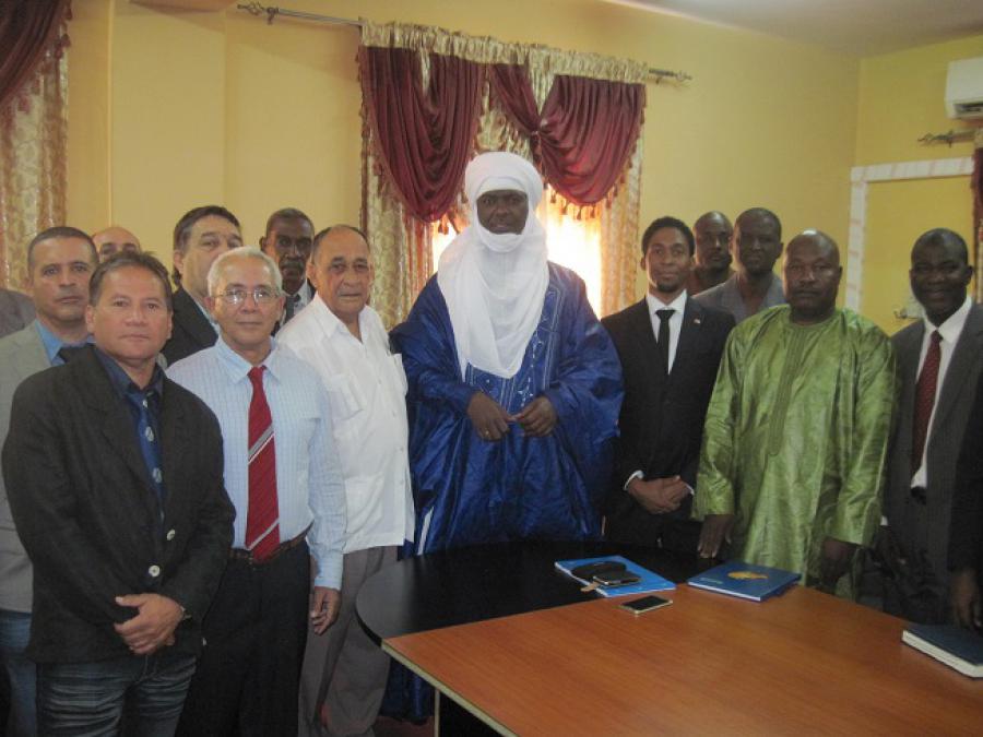 Recibe Ministro de Salud nigerino especialistas de LABIOFAM.