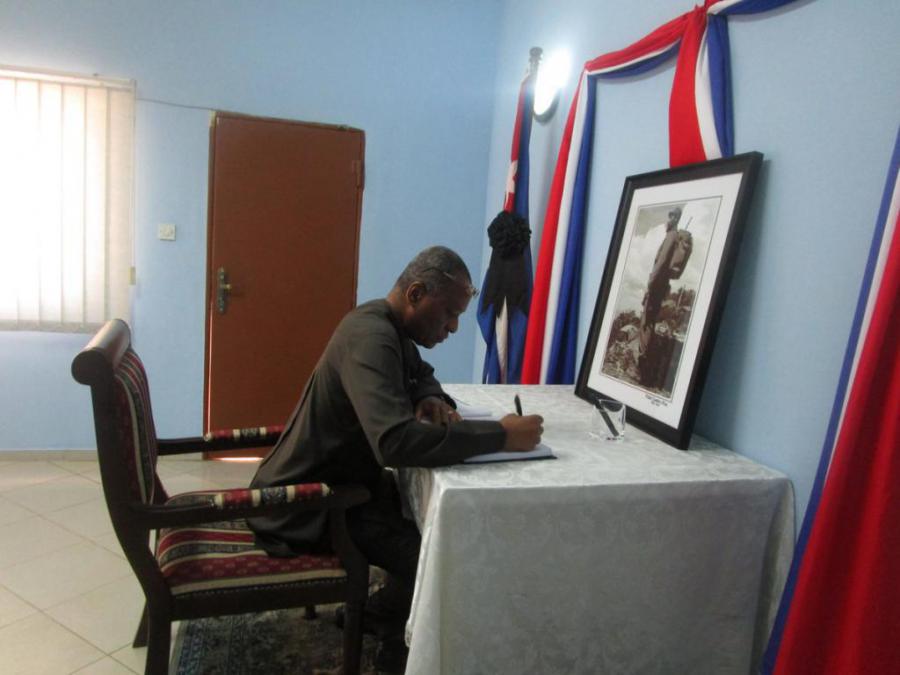 firma de Libro de Condolencia por el fallecimiento de nuestro Comandante en Jefe Fidel Castro Ruz