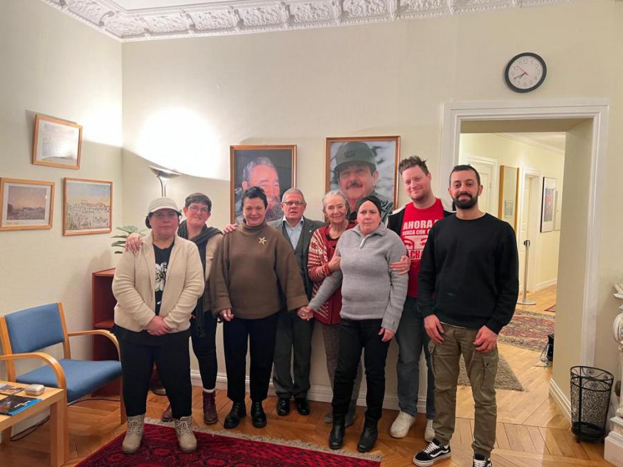 La directiva de la Asociación de Amistad Noruega Cuba visitó la embajada cubana en Oslo, portadora de un fraterno mensaje de solidaridad. La directiva de la Asociación de Amistad Noruega Cuba visitó la embajada cubana en Oslo, portadora de un fraterno mensaje de solidaridad.
