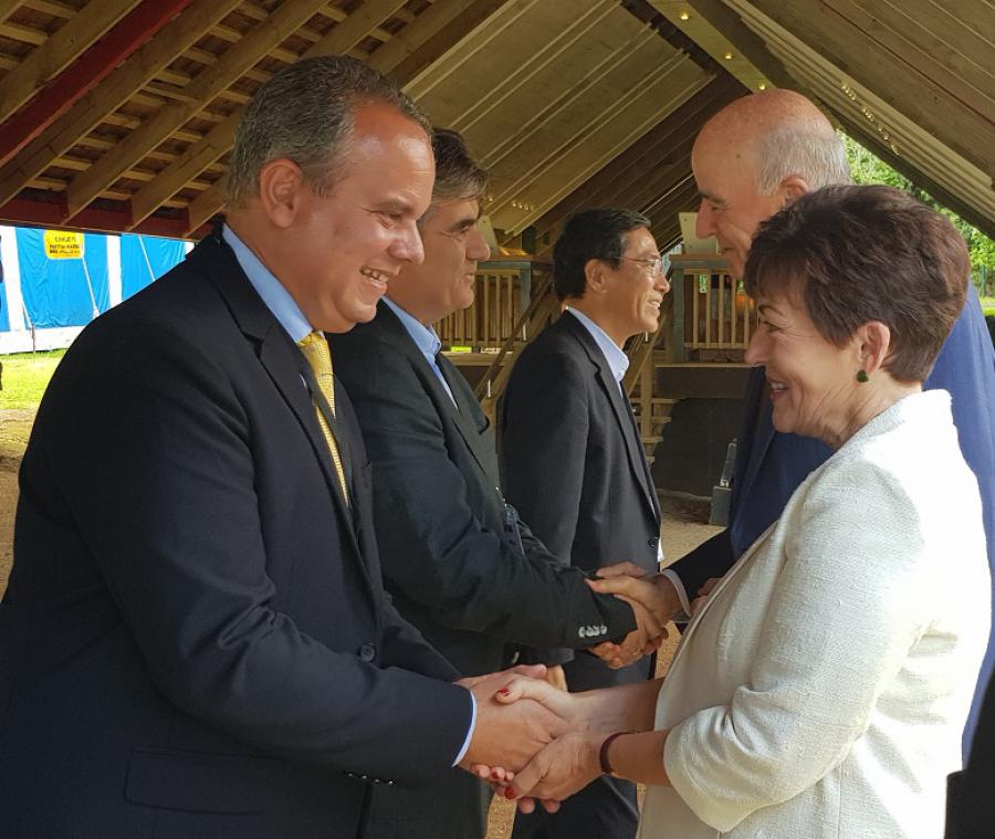El Embajador Alzugaray saluda a la Gobernadora General Patsy Reddy