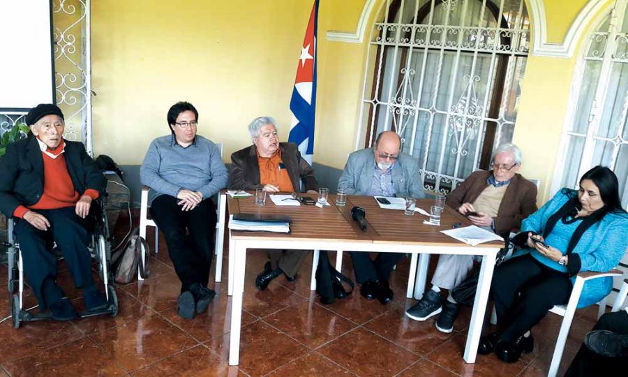 Lévano, en la extrema izquierda de la foto, participa en panel de expertos contra el bloqueo a Cuba, en octubre de 2018