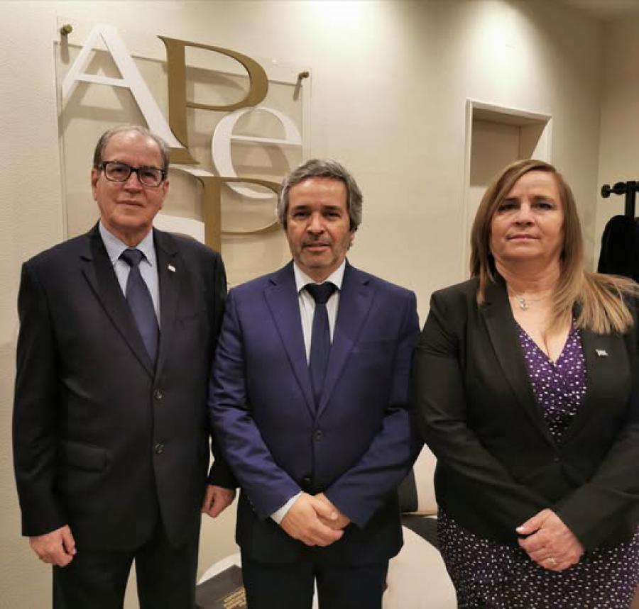 Embajador cubano sostiene encuentro con asociación universitaria portuguesa