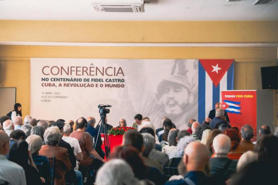 (Lisboa, 20 de abril de 2026) La conferencia "No Centenário de Fidel Castro – Cuba, a Revolução e o Mundo", organizada por la Asociación de Amistad Portugal-Cuba, reunió a representantes de diversas organizaciones políticas y sociales en la Voz do Operário. El evento analizó la trayectoria del líder cubano y su influencia en el panorama geopolítico actual. Paulo Raimundo, Secretario General del Partido Comunista Portugués, destacó el papel del pensamiento de Fidel Castro en la lucha por la soberanía de los 