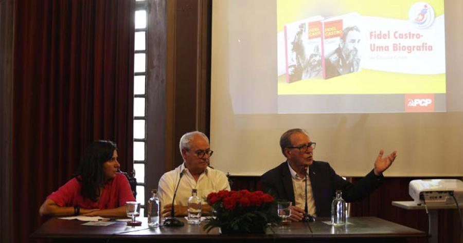 Embajador de Cuba presenta biografía de Fidel Castro e intercambia con jóvenes estudiantes en el norte de Portugal