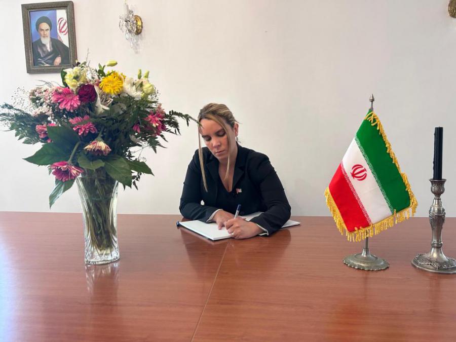 Firma encargada de negocios a.i. de Cuba libro de condolencias en embajada de Irán en Lisboa