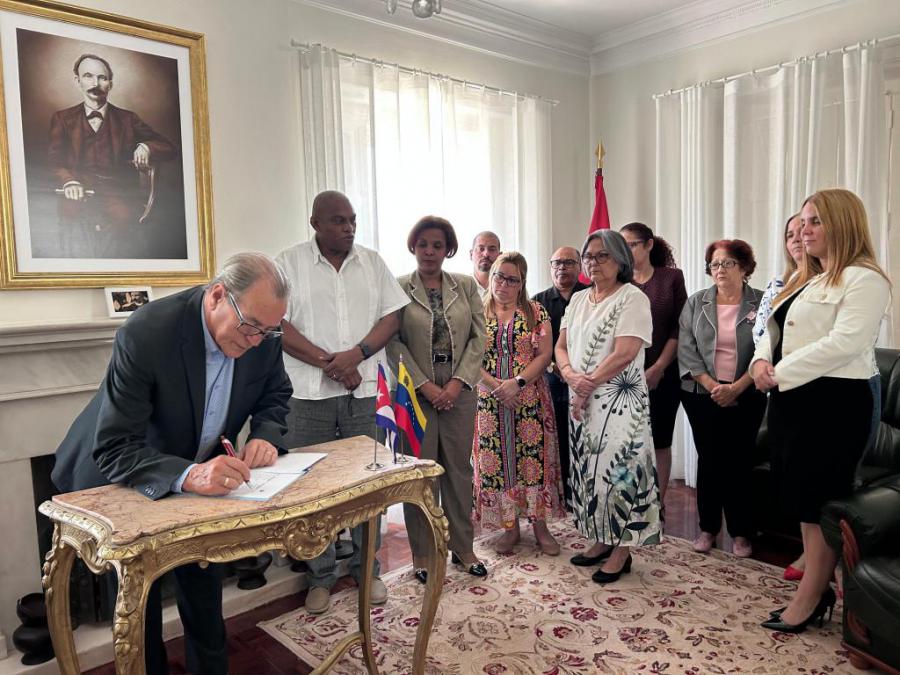 Trabajadores de embajada cubana firman compromiso de solidaridad con Venezuela