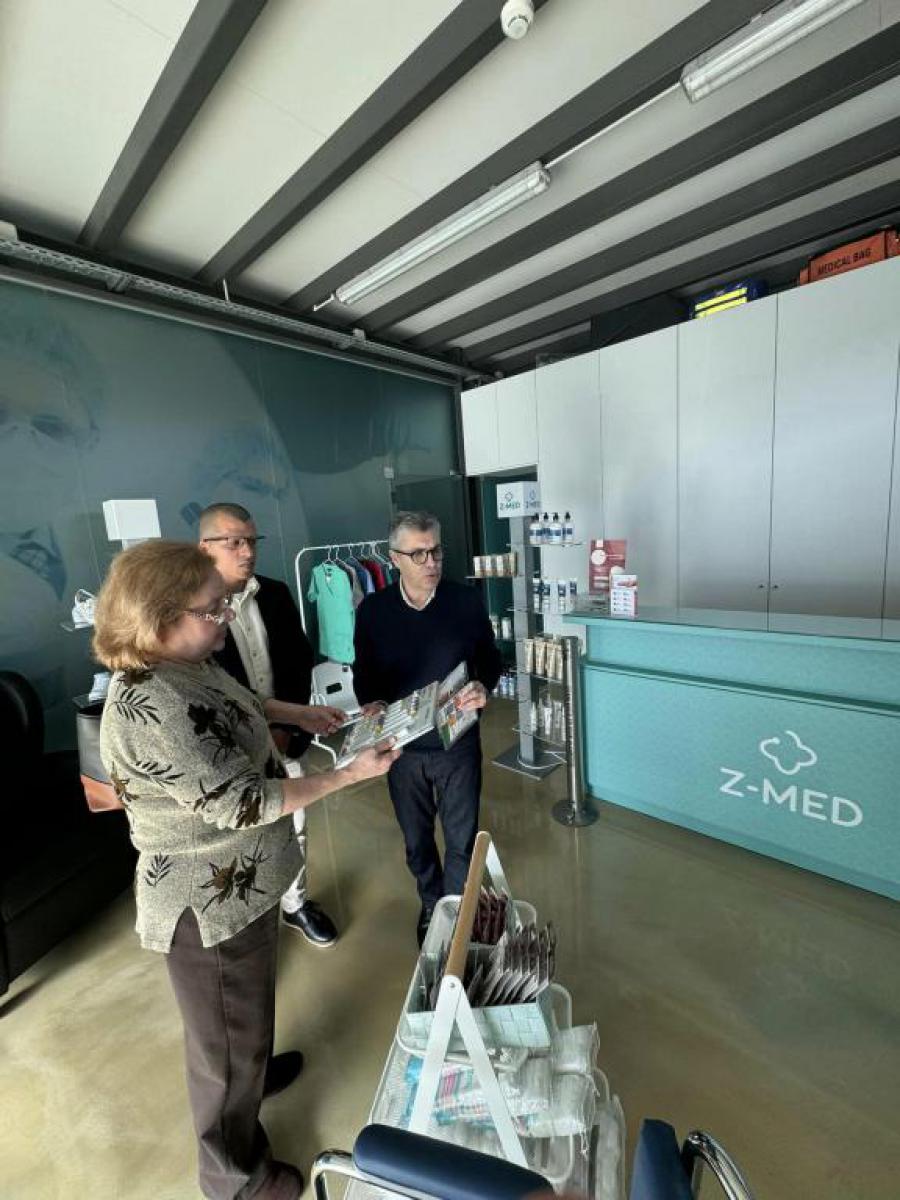 Visitan diplomáticos cubanos Empresa Z-Med en el norte de Portugal