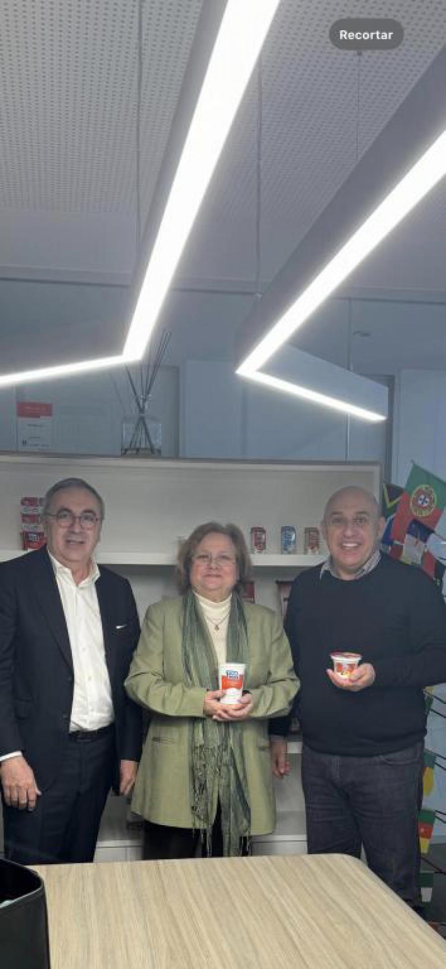 Visitan diplomáticos cubanos Empresa ANO 2000 en Maia, en el norte de Portugal