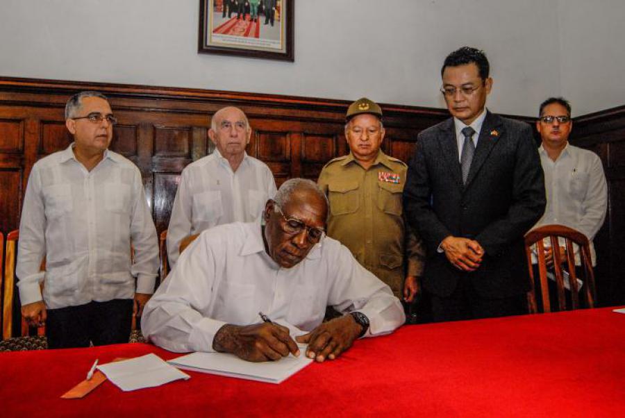 Salvador Valdés Mesa firmó el libro de condolencias, abierto en la embajada de Vietnam en Cuba