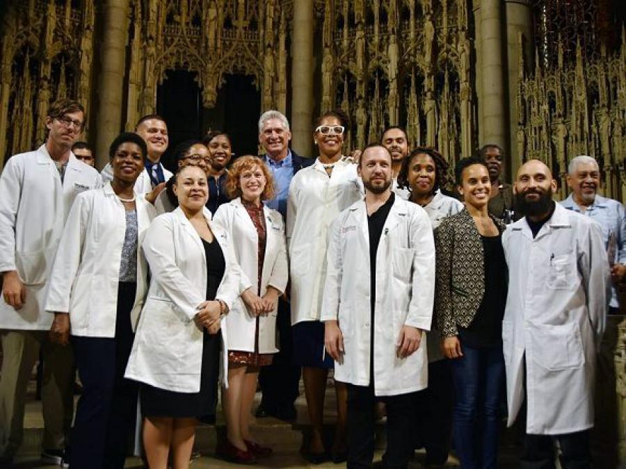 Miguel Díaz-Canel junto a jóvenes médicos graduados en la ELAM. 