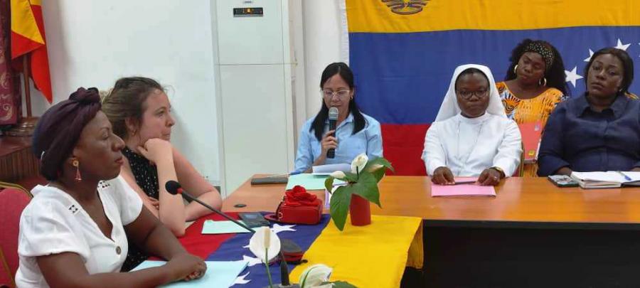 L'ambassadeur de Cuba participe à une manifestation en faveur des droits de la femme