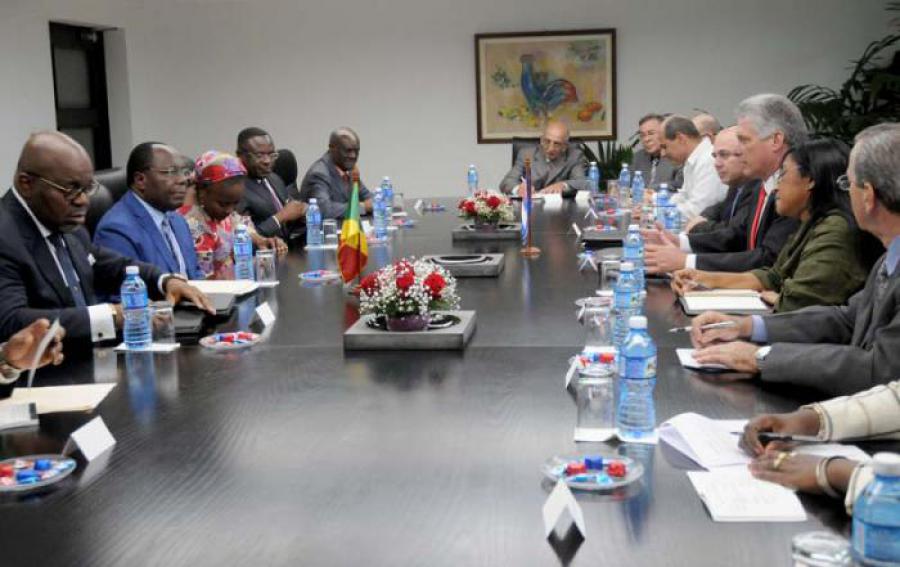 El Primer Vicepresidente de los Consejos de Estado y de Ministros sostuvo en la mañana de este lunes conversaciones oficiales con el Primer Ministro de la República del Congo, Excelentísimo Señor Clément Mouamba