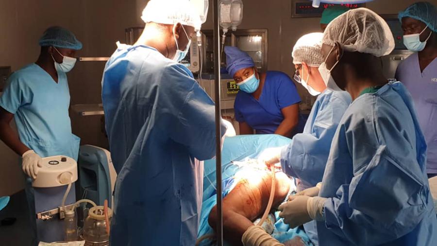Medicos cubanos operan en Hospital HELBO