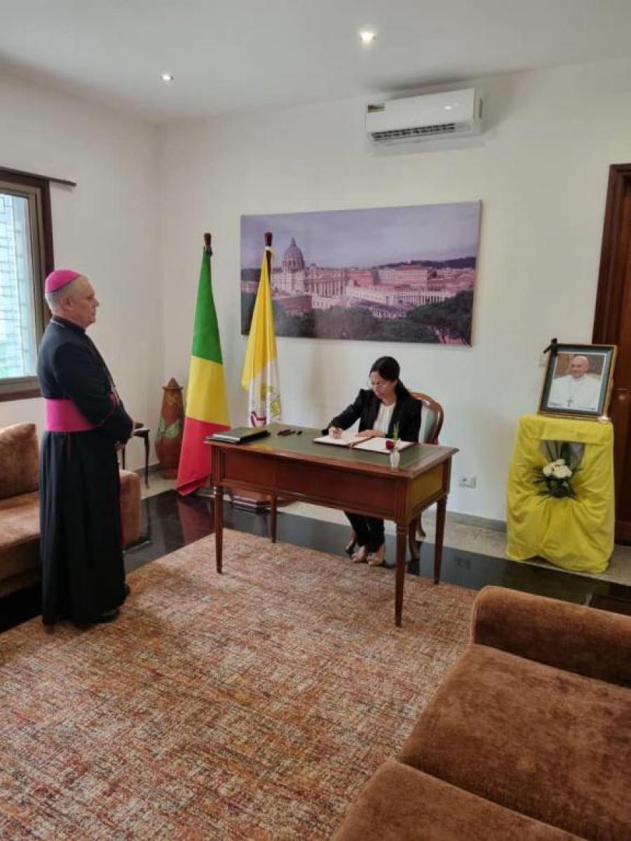 Firma Embajadora de Cuba en República del Congo libro de condolencias por fallecimiento del Papa Francisco