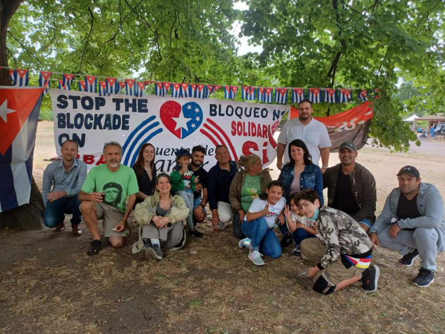 Cubanos residentes en Reino Unido conmemoran el Día de la Rebeldía Nacional y se suman a la campaña internacional Puentes de Amor.