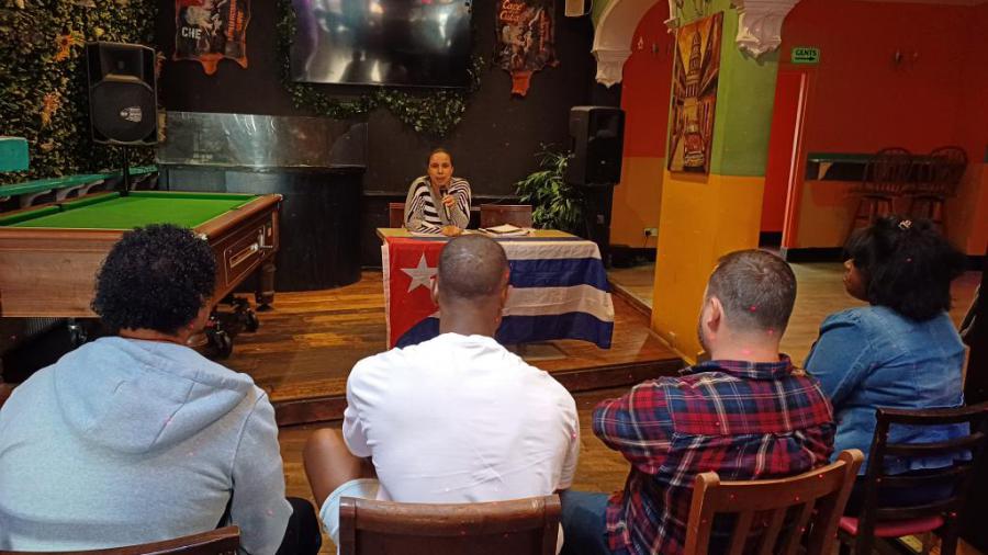 A representation of Cubans living in the Midlands region took part in a meeting with the Councillor in charge of Consular Affairs, Ivian Alfonso, who made a working visit to the city of Birmingham with the aim of strengthening contact with the Cuban community in this locality, which also includes the cities of Coventry, Hereford, Lichfield, Stoke-on-Trent, Wolverhampton and Worcester.