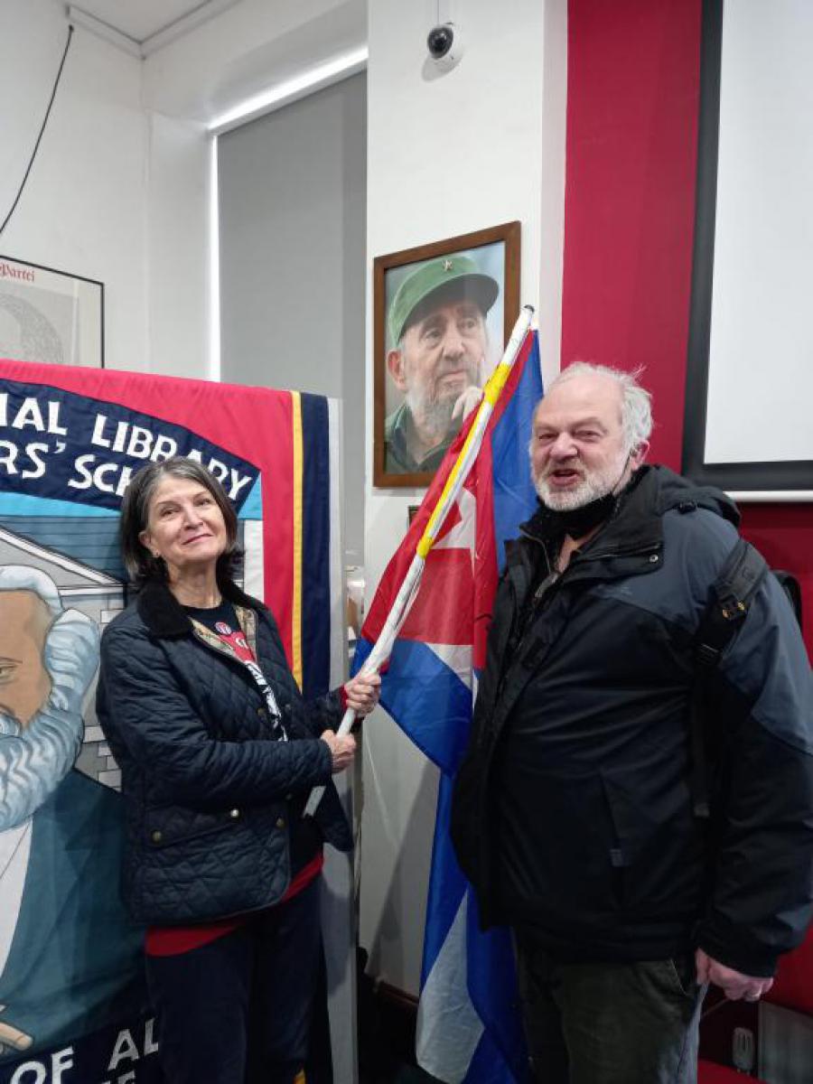 Cubanos residentes en Reino Unido participan en las celebraciones por el Día Internacional de los Trabajadores.
