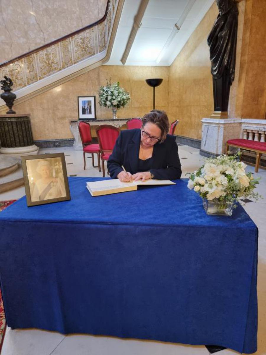 Embajadora de Cuba firmó libro de condolencias ante el fallecimiento de la Reina Isabel II.