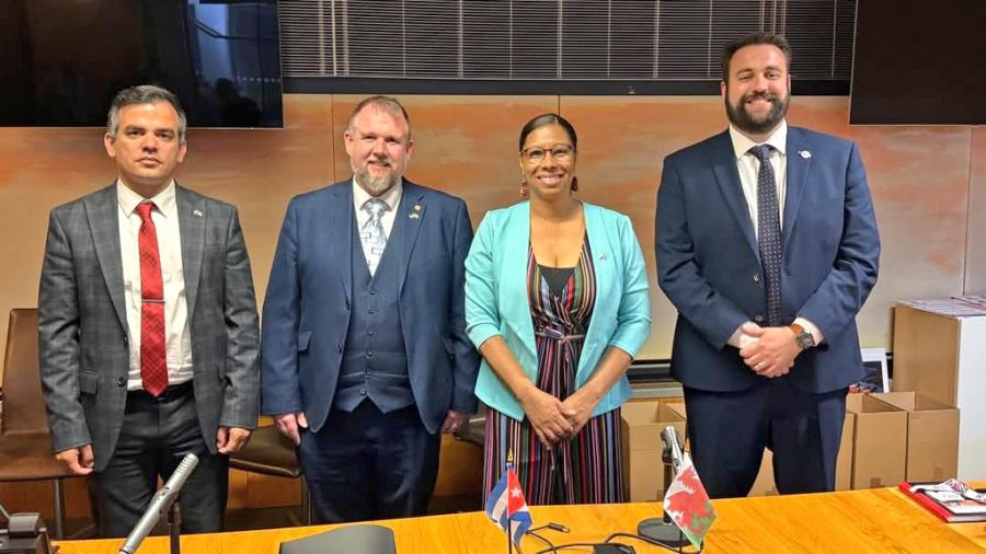 Visita de a la Embajadora a Parlamento de Gales