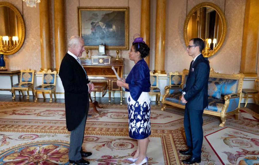 Cuban Ambassador to the United Kingdom presents Letters of Credence to HM King Charles III.