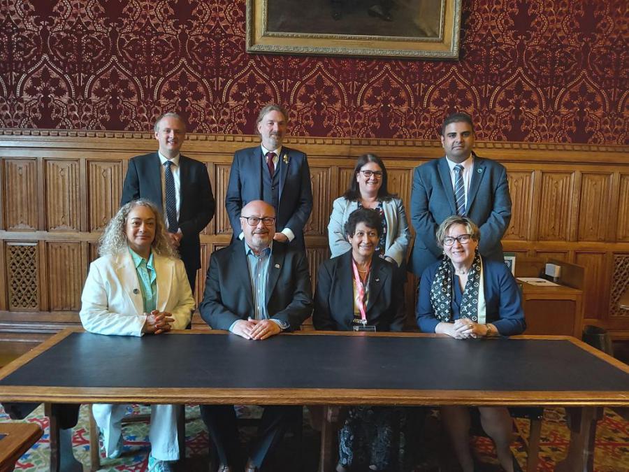 Minister of Education of Cuba exchanges with members of the British Parliament