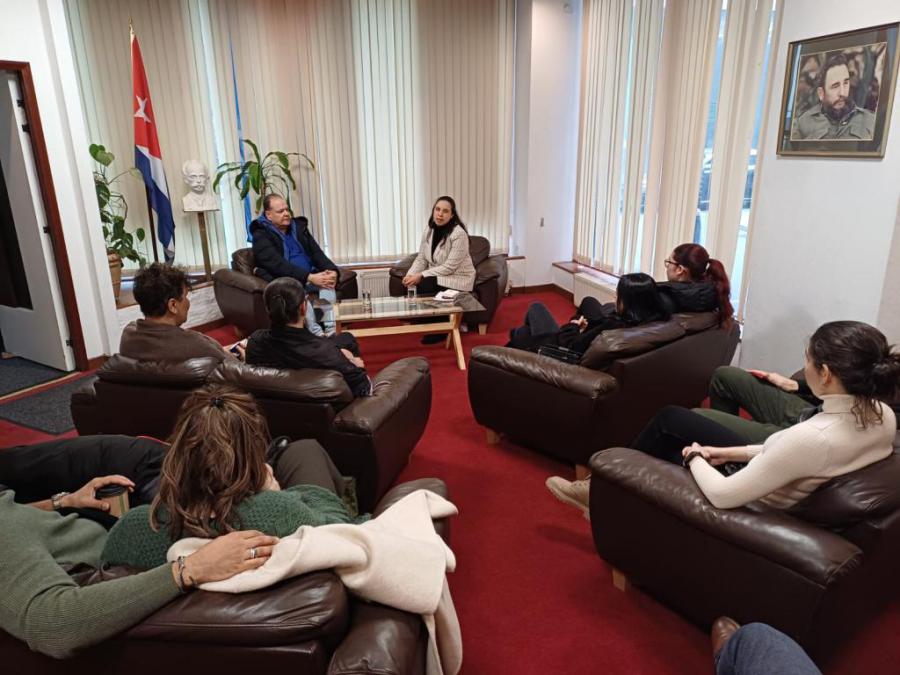 Este sábado en la tarde, cubanos residentes en Londres participaron en un conversatorio con el diputado de la Asamblea Nacional del Poder Popular y presidente del Grupo Interparlamentario Cuba-Reino Unido, donde se abordaron diversos temas de interés para la comunidad cubana en el exterior.