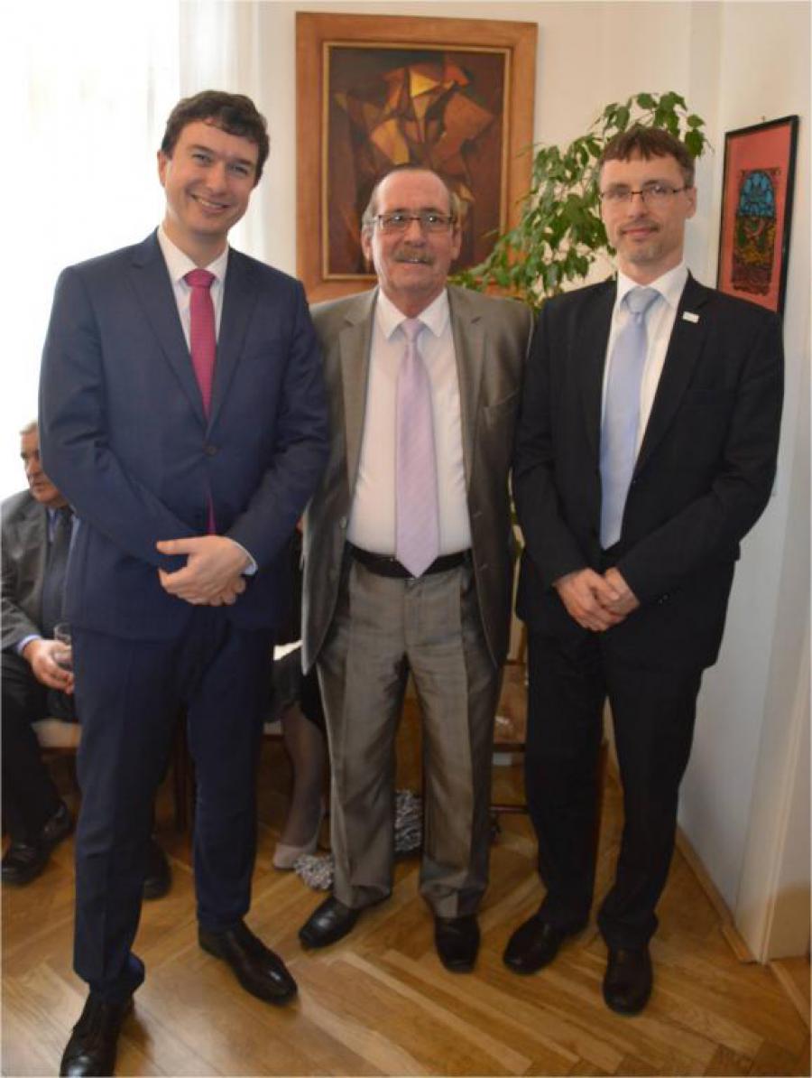 Encargado de Negocios de Cuba, Embajador Félix León Carballo, acompañado de los Viceministros de Relaciones Exteriores y Agricultura de la República Checa, Lukas Kaucky y Jiri Sir, respectivamente. 