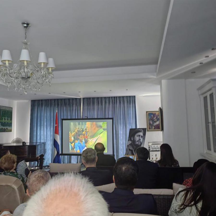 România sărbătorește centenarul comandantului suprem Fidel Castro Ruz