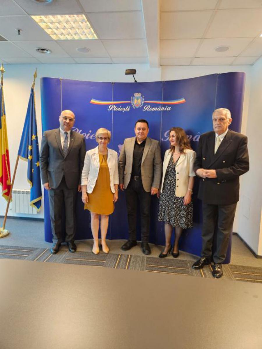 Embajadora de Cuba en Rumanía y autoridades de la ciudad de Ploiesti