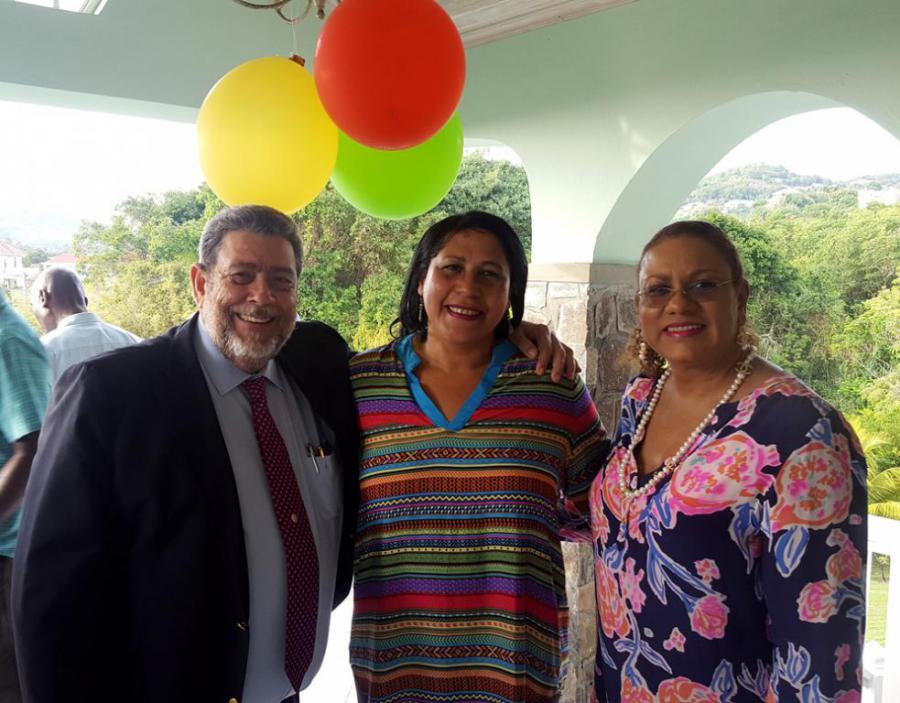 PRIMER MINISTRO RALPH GONSALVES Y ESPOSA ASISTEN A ACTIVIDAD EN EMBAJADA DE CUBA