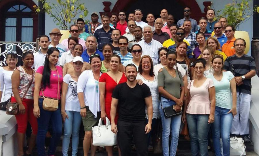 En acto de homenaje a Camilo Cienfuegos, colaboradores cubanos en Seychelles condenan Bloqueo de EE.UU contra Cuba 