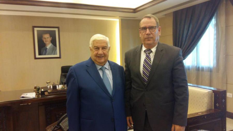 El Embajador Miguel Porto entrega Copia de Estilo al canciller sirio Walid Al-Moallem.