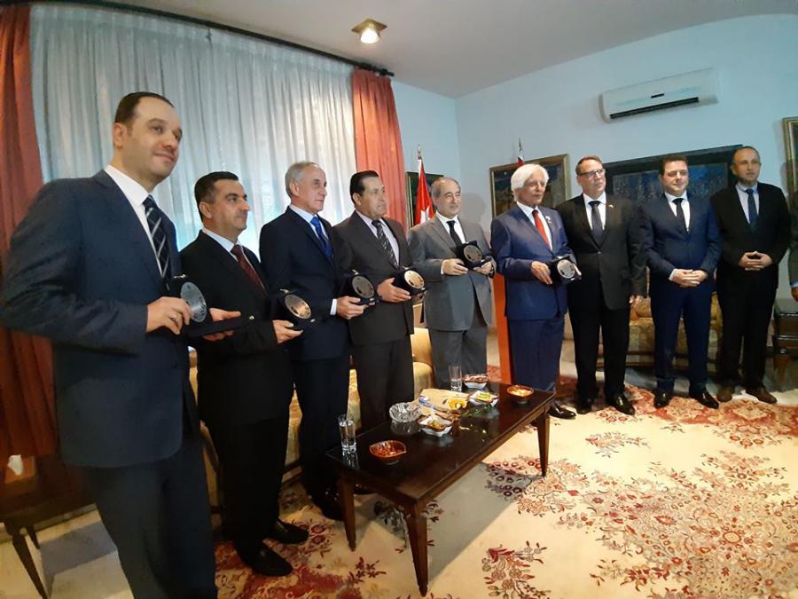El diplomático cubano ratificó el firme apoyo de su país al derecho de Siria a preservar su soberanía y la independencia de su decisión nacional, y a su lucha por recuperar cada pulgada de su territorio.El diplomático sirio subrayó la necesidad de fortalecer y profundizar las relaciones de amistad y cooperación entre los dos países en varios campos y continuar resistiendo el terrorismo económico practicado por Estados Unidos contra los dos países.