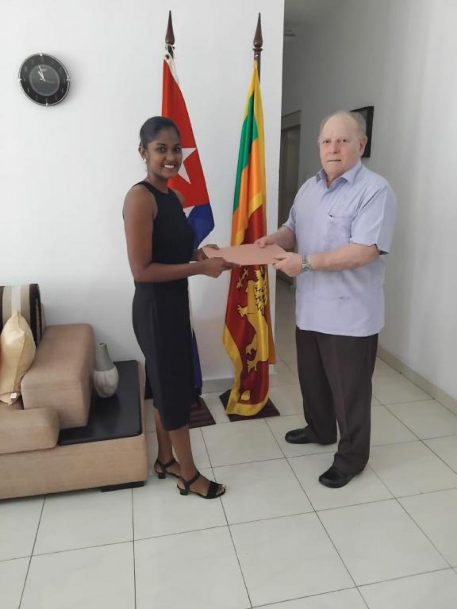 Recibe embajador a estudiante de Sri Lanka que comienza este curso sus estudios de Medicina en Cuba. 