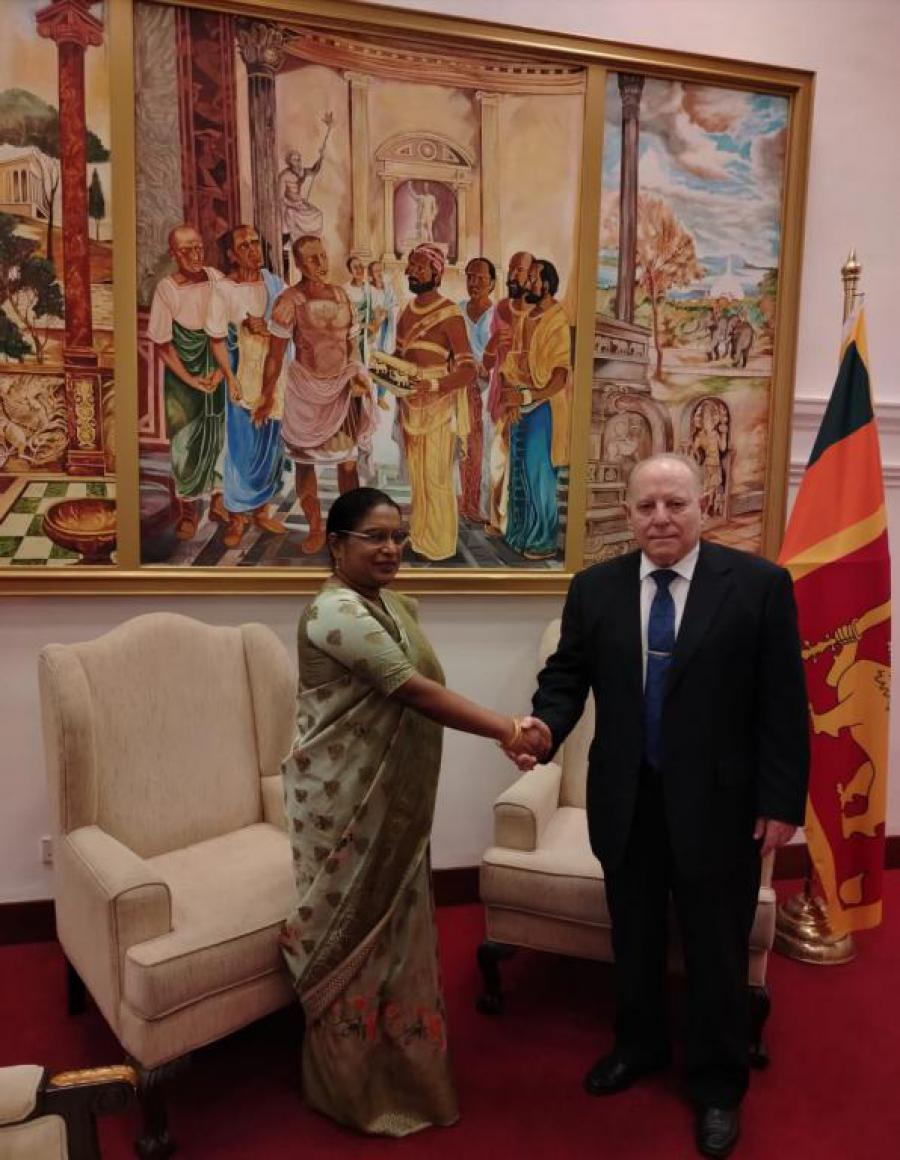 Recibe Directora General de Latinoamérica y el Caribe de la cancillería de Sri Lanka al embajador cubano. 