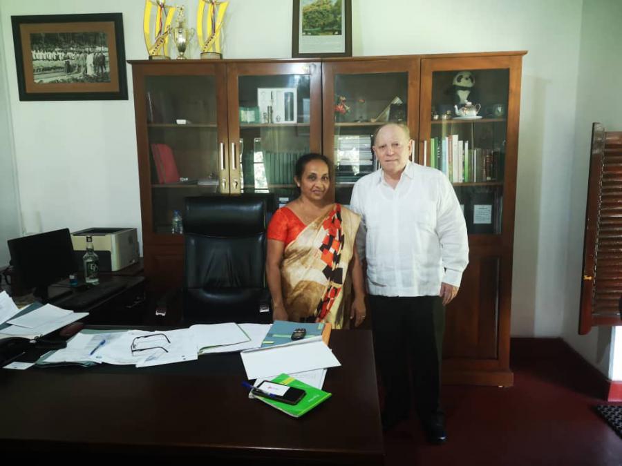 Visita del embajador de Cuba en Sri Lanka al Royal Jardín Botánico de Peradeniya