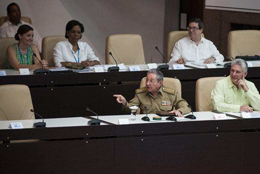 Asiste Raúl a sesión extraordinaria de la Asamblea Nacional 