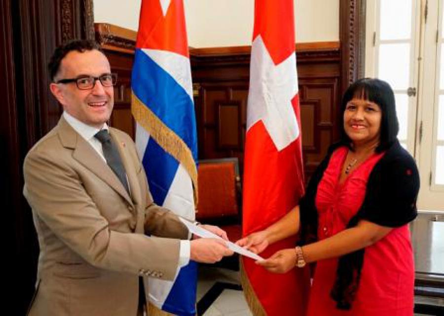 Nuevo Embajador de Suiza en Cuba, Sr. Stefano Vescovi presenta Copias de Estilo 