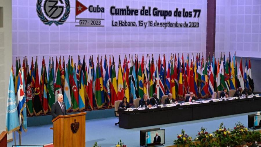 Presidente de Cuba en el podio durante la sesión de clausura de la Cumbre del G77 y China en La Habana