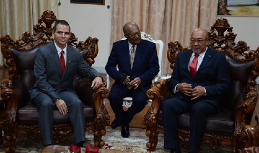 Embajador cubano Igor Azcuy Gonzalez presenta Cartas Credenciales ante el Presidente de Suriname, Desire Delano Bouterse.