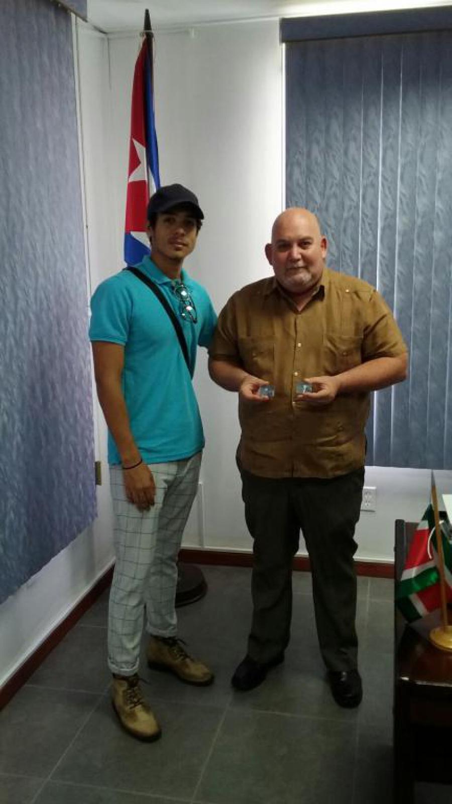 Sostiene Embajador de Cuba en Suriname encuentro con Artista Plástico Cubano