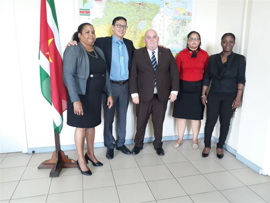 Ministro de Comercio, Industria y Turismo de Suriname recibe a Embajador de Cuba